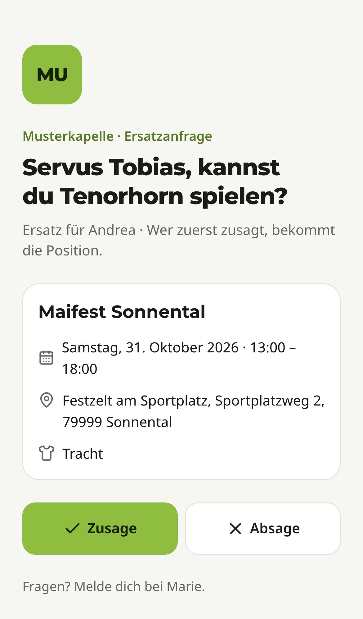 Ersatzanfrage per Link: „Servus Tobias, kannst du Tenorhorn spielen?“ mit Termin, Zeit, Ort, Kleidung und den Knöpfen „Zusage“ und „Absage“