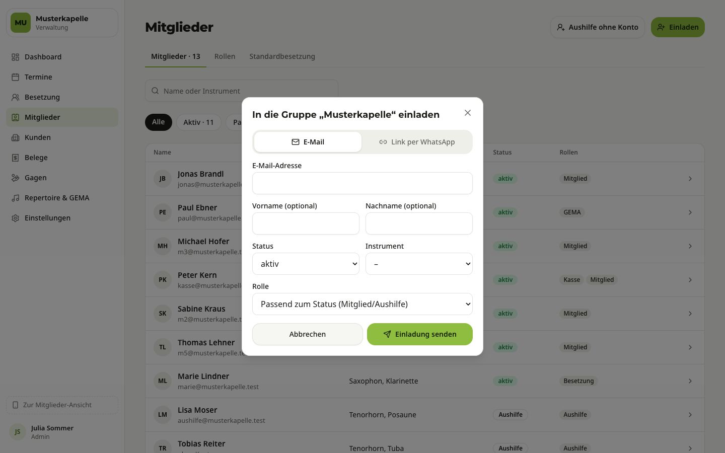 Dialog „In die Gruppe „Musterkapelle“ einladen“ mit der Wahl zwischen „E-Mail“ und „Link per WhatsApp“, Feldern für E-Mail-Adresse, Vor- und Nachname, Status, Instrument und Rolle und dem Knopf „Einladung senden“