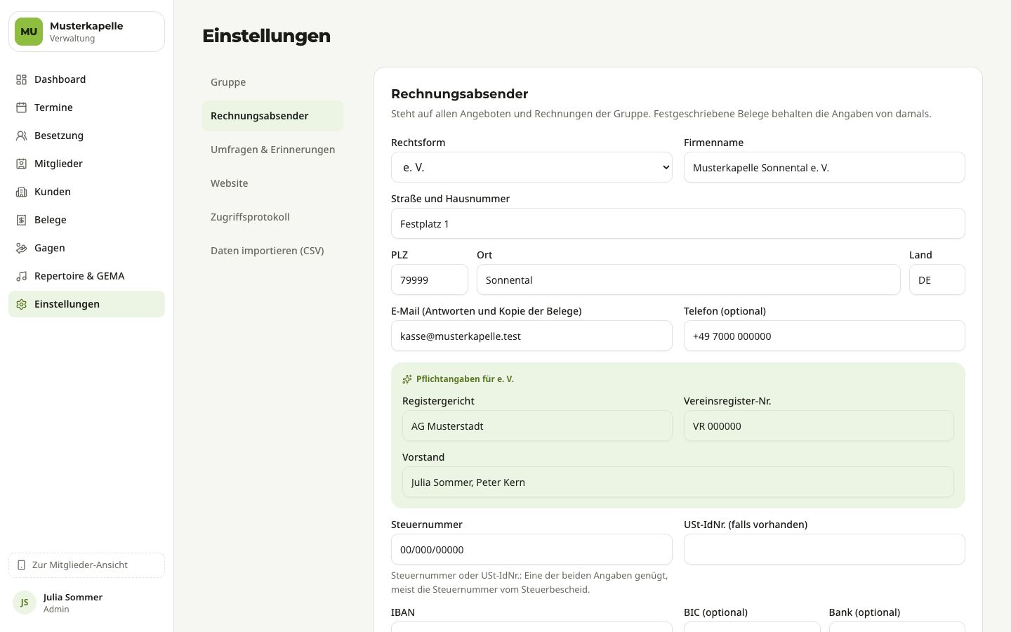 Einstellungen › Rechnungsabsender: Rechtsform „e. V.“, Firmenname, Anschrift, E-Mail und Telefon, darunter grün hinterlegt die Pflichtangaben für den Verein (Registergericht, Vereinsregister-Nr., Vorstand), dann Steuernummer und USt-IdNr.
