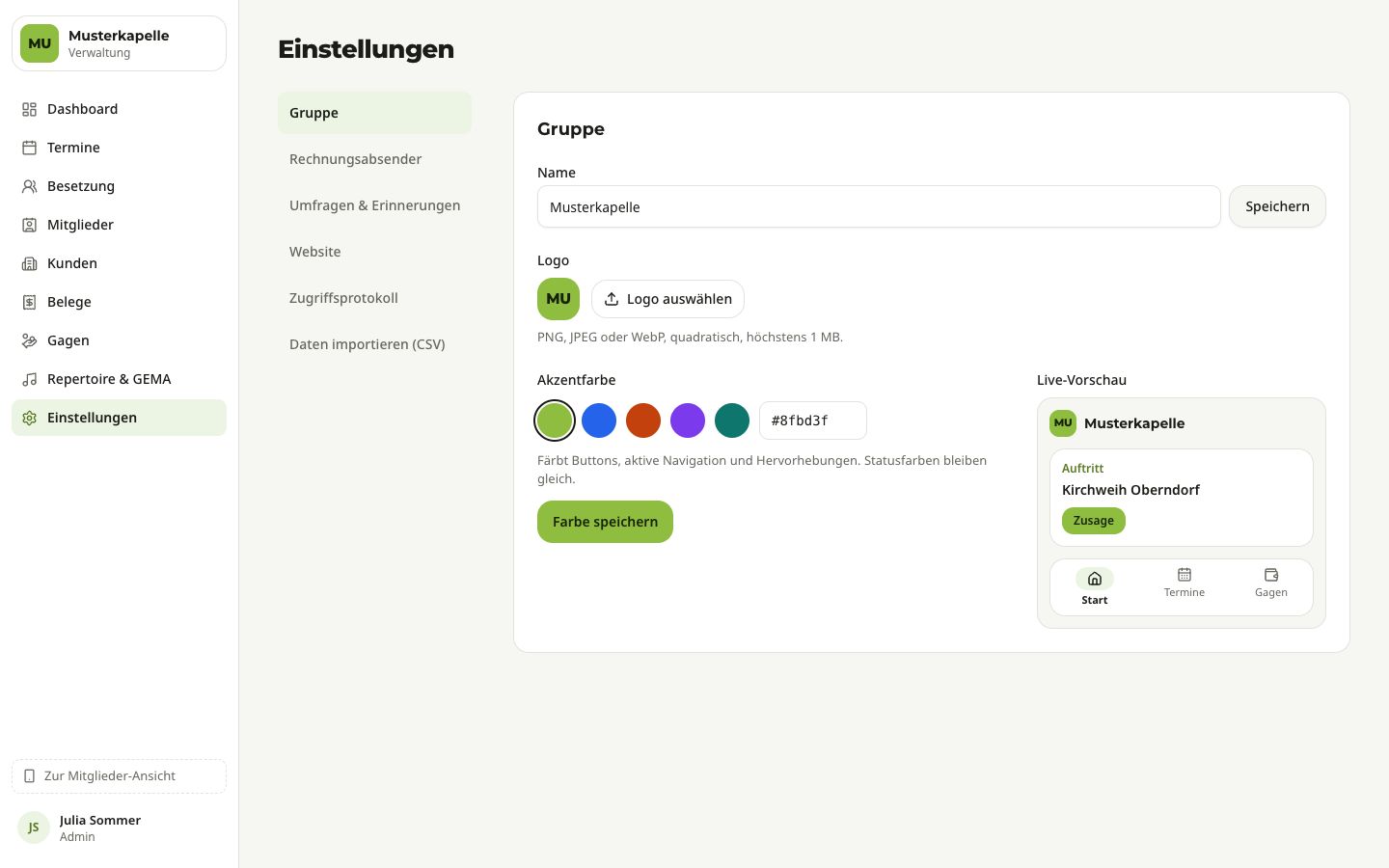 Einstellungen › Gruppe: Feld „Name“ mit „Speichern“, Logo mit „Logo auswählen“, Akzentfarbe mit fünf Vorschlägen und Hex-Feld, rechts die Live-Vorschau