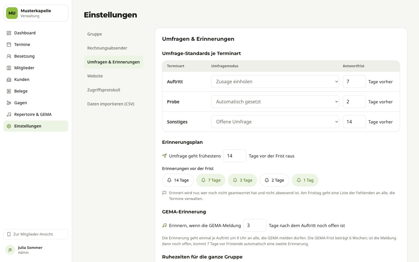 Einstellungen › Umfragen & Erinnerungen: Tabelle mit Umfragemodus und Antwortfrist je Terminart, darunter der Erinnerungsplan mit den Stufen 14, 7, 3, 2 und 1 Tag und die GEMA-Erinnerung