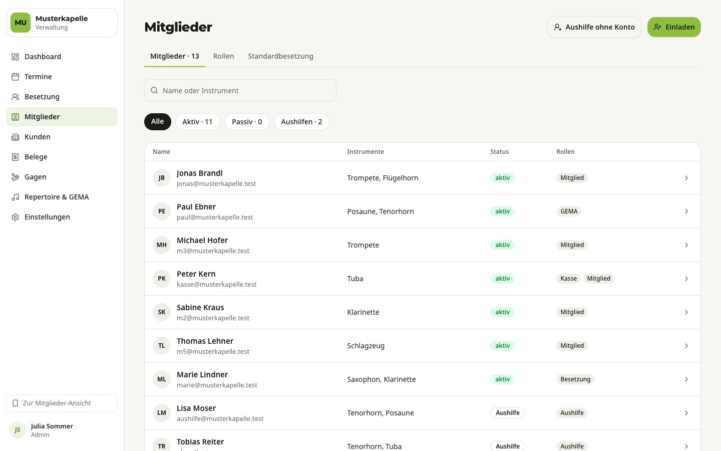 Mitgliederliste am Computer: oben die Knöpfe „Aushilfe ohne Konto“ und „Einladen“, die Reiter Mitglieder, Rollen und Standardbesetzung, Suchfeld, Filter und die Tabelle mit Name, Instrumenten, Status und Rollen