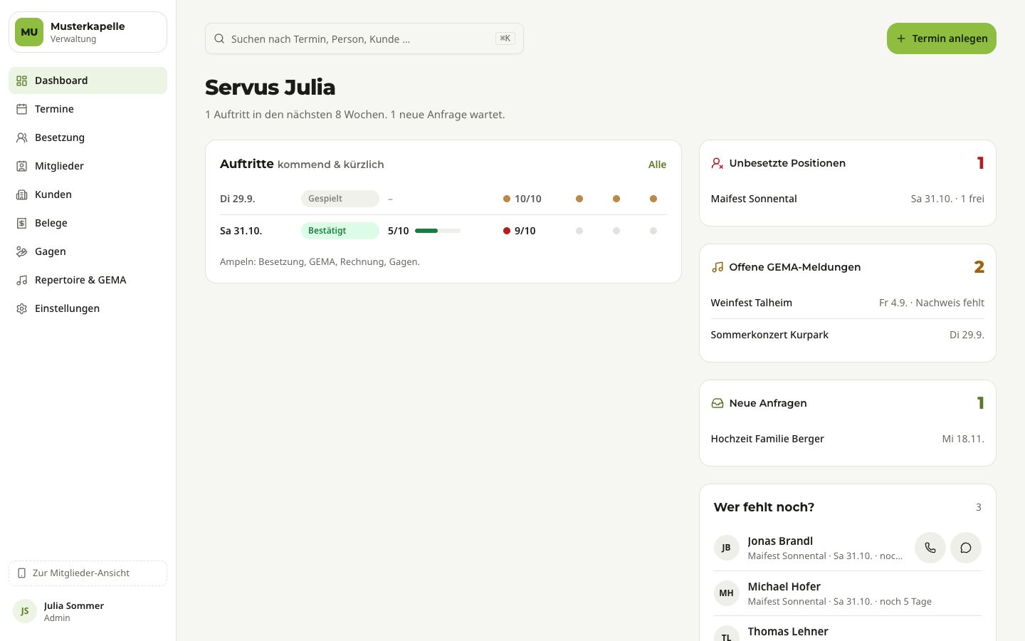 Dashboard der Verwaltung am Computer: links das Menü, oben Suche und „Termin anlegen“, darunter die Auftritte mit Ampeln und rechts Kacheln für unbesetzte Positionen, offene GEMA-Meldungen, neue Anfragen und „Wer fehlt noch?“